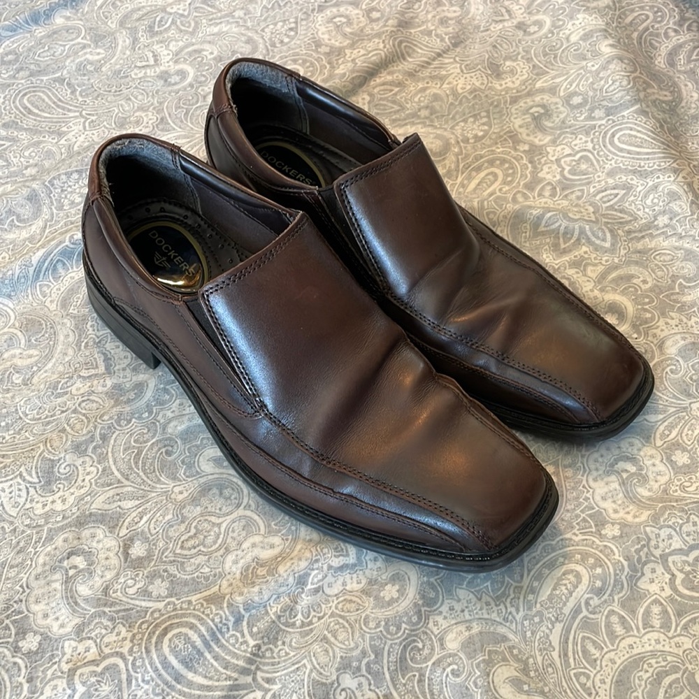 Mahogany Dockers slip on dress shoes.